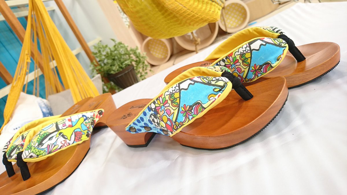 まるごと ノラさんデザインの 素敵すぎるオシャレ下駄 こちらが今日のspプレゼント まるごとのhpから明日朝6時まで 応募できまーす サイズを選ぶの忘れないでね キーワードも忘れないでね まるごとツイート 平野ノラ おったまげ 水鳥工業