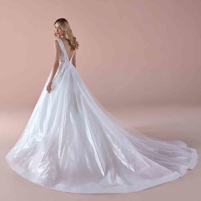 Fabulous ball gown with glitter organza and embroided corset: you can shine and be unforgettable 👑
.
.
[Dress: ROA20461 online on nicolemilano.it] #Nicole2020Collections #Romance ift.tt/2JoF4zl