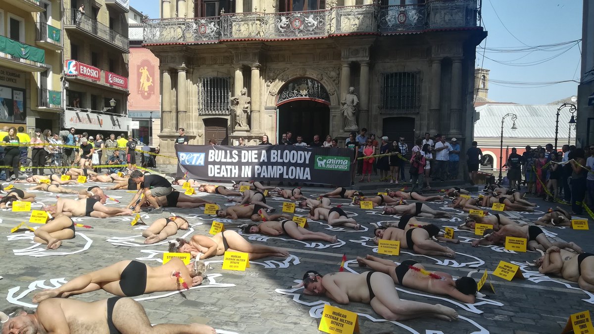 Sanferminen atarian, zezenketen aurkako protesta egin dute Iruñeko Udaletxe plazan, Peta eta Anima naturalis taldeek deituta. <a href="/berria/">Berria.eus</a>