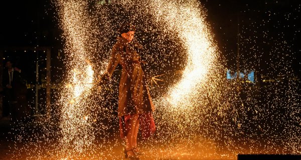 TastaViladecans's tweet photo. Ha arribat el dia! 🎉 Avui a les 18 h comença el Festival @AlCarrerVila #Viladecans. Tres dies de circ, dansa, música i teatre! 🎭🎼🤹‍♀️ #TastaViladecans
➡️ Consulta tota la programació: https://t.co/Mt4tMbOfgC https://t.co/Dc1LgEZ1r1