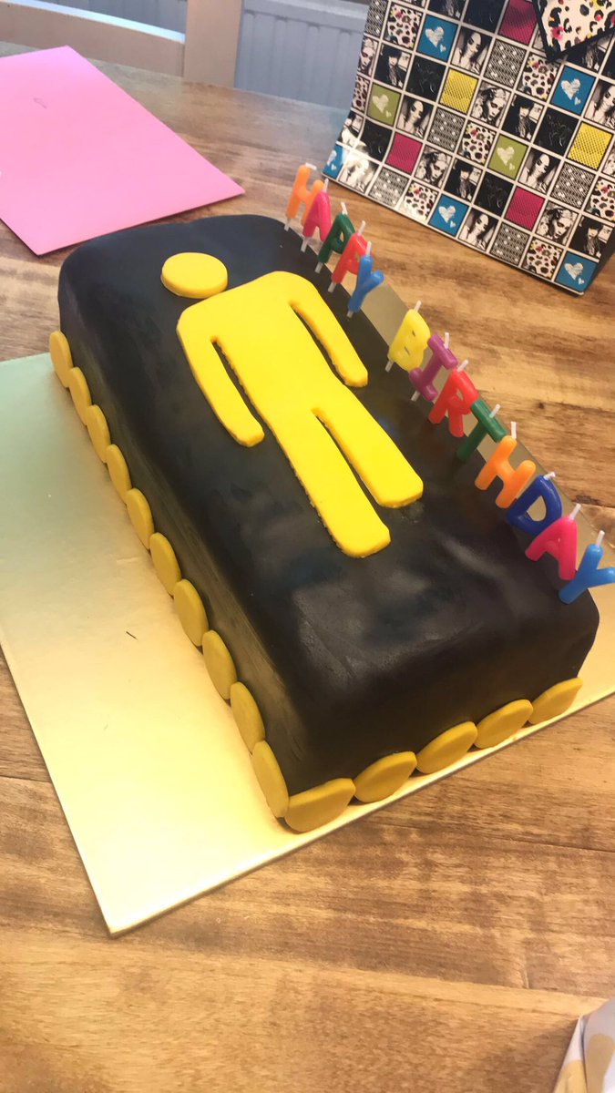 Eviedurrant's tweet image. Got to be one of the best birthday cakes I’ve had @billieeilish💗 Thank you dad!!!🤗 #BillieEilish #blohsh