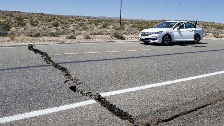 Ieri, alle 19:33 ora italiana, un forte #Terremoto ha colpito la #California 

Di #magnitudo 6.4, ha avuto come #epicentro la cittadina di #ridgecrest 250 km circa a nord di #LosAngeles 

Si segnalano #danni nella zona. Il terremoto è stato il più forte da 20 anni.

#earthquake