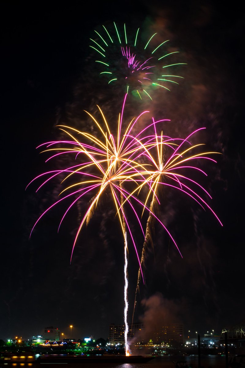 oliverstarks's tweet photo. 4th of July fireworks at @wfpark in @gotolouisville last night.  Go to Oliver Starks Photography on Facebook for more.  @KentuckyTourism @KYforKY https://t.co/iKpXHgLaEv