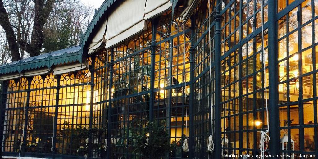 EnjoyRespectVe's tweet photo. La Serra dei Giardini, tra i Giardini della @la_Biennale e l’ottocentesco Viale Garibaldi a #Venezia, fu realizzata nel 1894 per ospitare palme e piante decorative, poi utilizzate per la prima Esposizione Internazionale d'Arte. https://t.co/jfFZQW4qG0 #EnjoyRespectVenezia https://t.co/61rWLq4t6z
