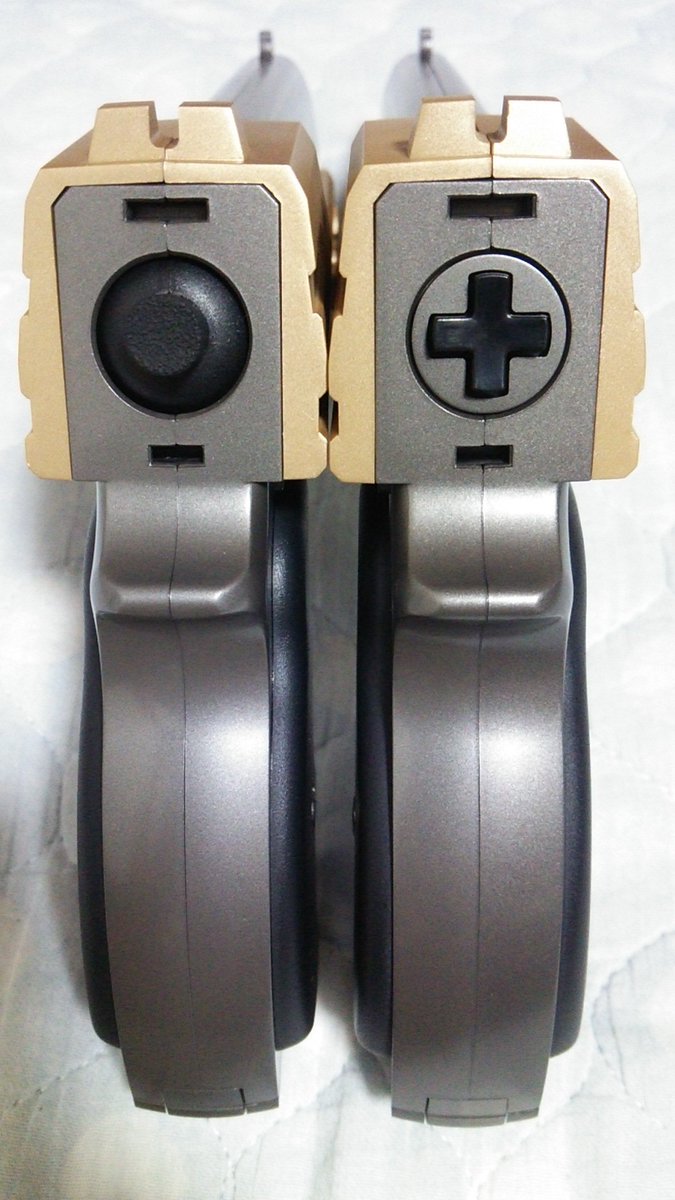 oekaki55baraka's tweet photo. なかなかいかついPS2のコントローラが売ったいたので買ってみた。
…え〜と、どう使おうか…
ファイナルファンタジーX-2のコントローラ。
台座がラバーコーティングなので、経年劣化が酷いのが残念!
#ファイナルファンタジー
#プレイステーション2
#tinybee #タイニービー https://t.co/7Mq5Zg5yHf