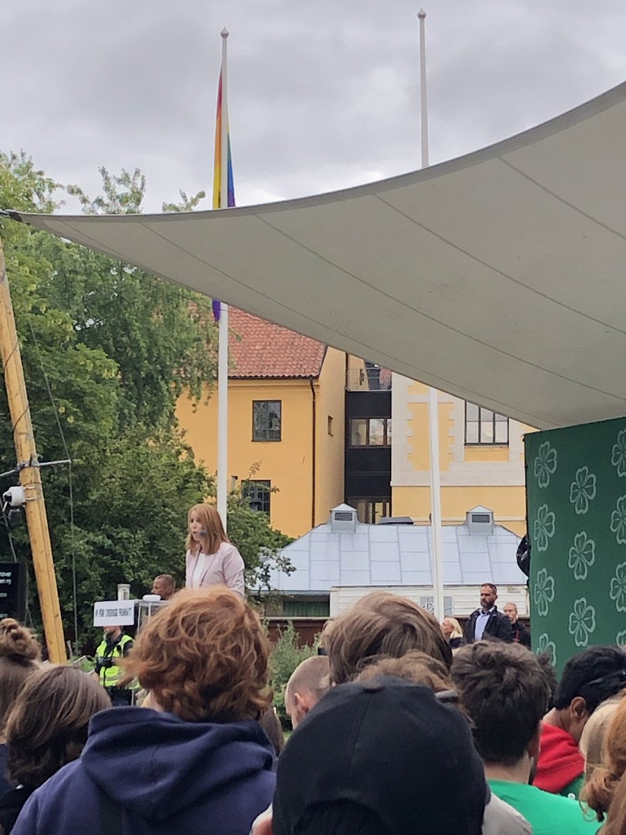 hylandermathi's tweet photo. Igår såg vi Annie Lööfs partiledartal! #almedalen #flerunga https://t.co/fTjYTTR07i