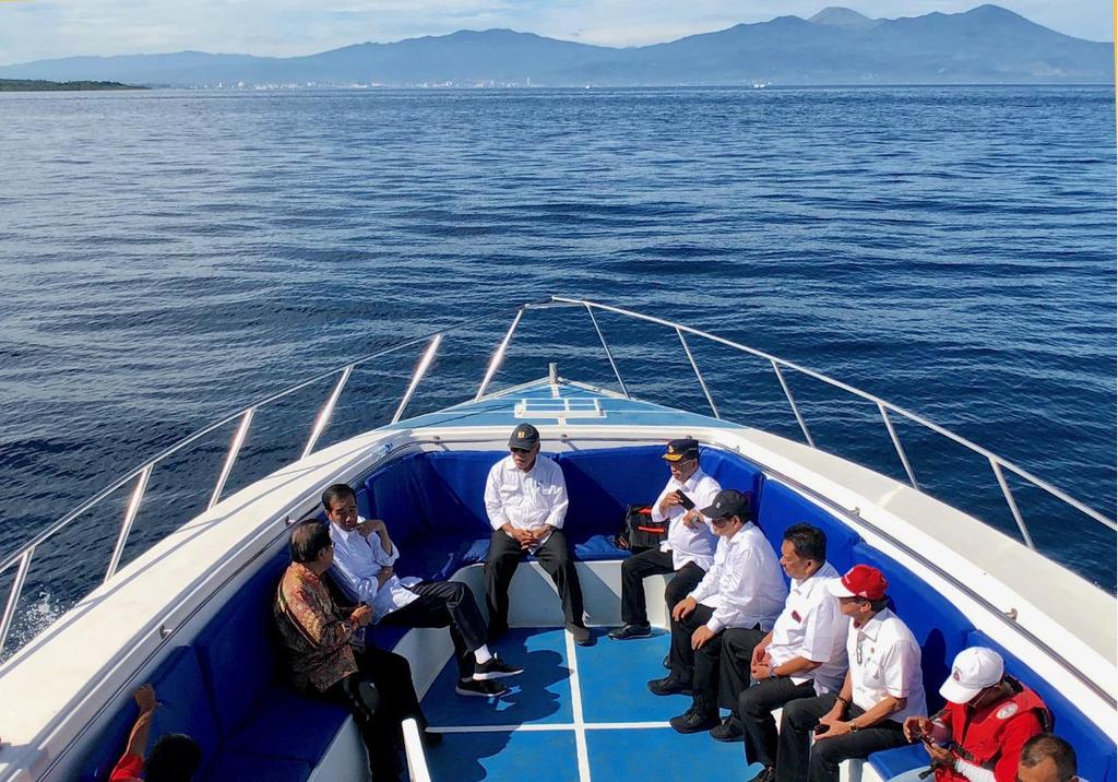 jokowi's tweet image. Di atas haluan kapal Bunaken Crystal 7 menuju Taman Nasional Bunaken ini, saya menikmati angin laut Teluk Manado bersama beberapa menteri dan Gubernur Sulawesi Utara.

Bunaken ini salah satu kekuatan pariwisata terbesar Sulut, harus dijaga dengan hati-hati.