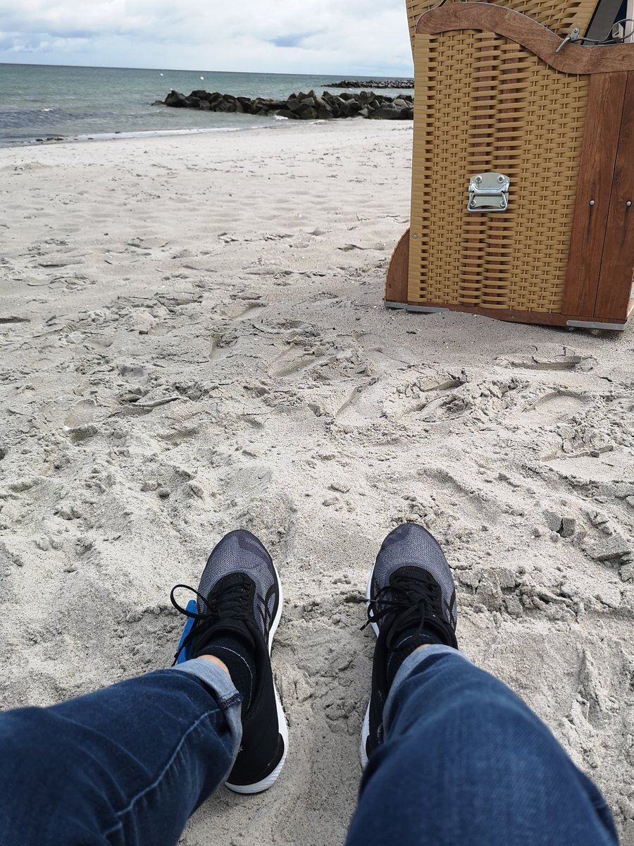 Man muss die Füße beim Arbeiten nicht immer nur unter den Schreibtisch stecken - die sind beim Nachdenken auch im Sand mal ganz gut aufgehoben. #NewWork #ErgebnisstattZeit #transformation