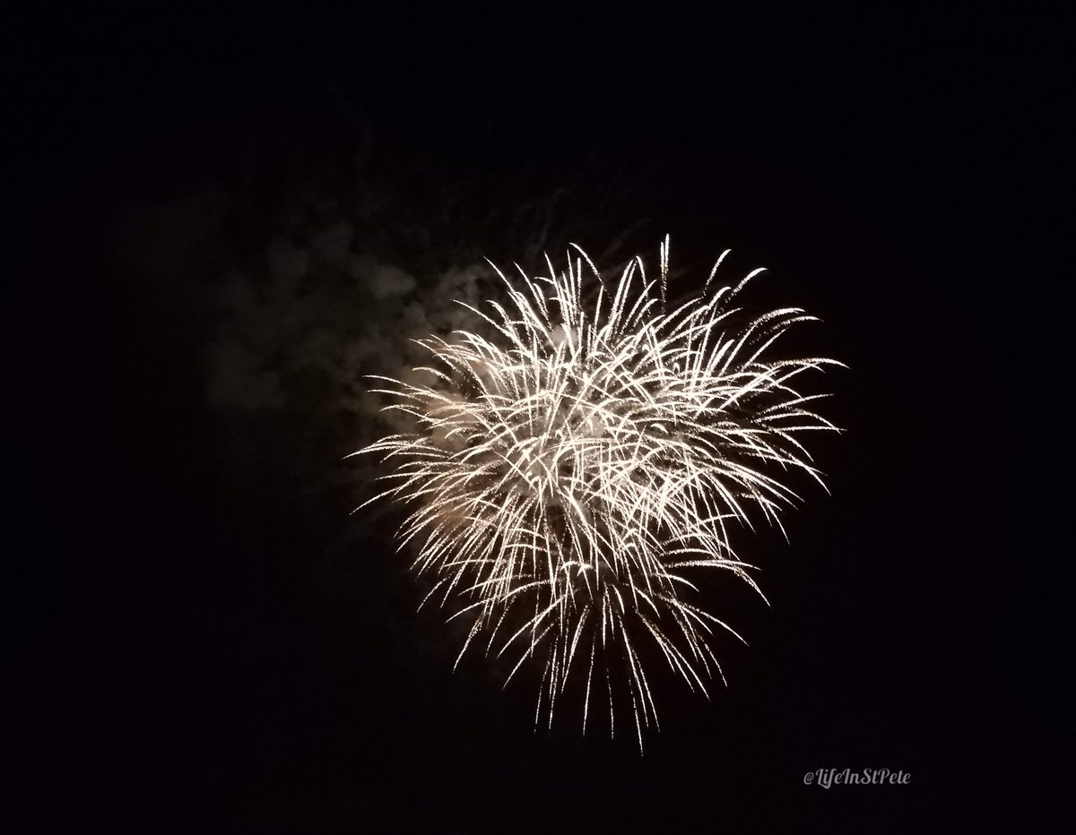 LifeInStPete's tweet photo. #Fireworks #IndependanceDay #GodBlessAmerica #July4th 🇺🇸 #Celebration
❤️💙❤️💙❤️💙
@ilovetheburg @igersstpete
#TimingTheShot @nikonusa
#B700 #Nikon #Photography
More #Photos @instagram ➡️➡️ @LifeInStPeteFL
#StPeteFL
#ILoveTheBurg
#WhyILiveHere
#ILoveStPete
#LifeInStPete💜 https://t.co/OnZ7QVvKjE