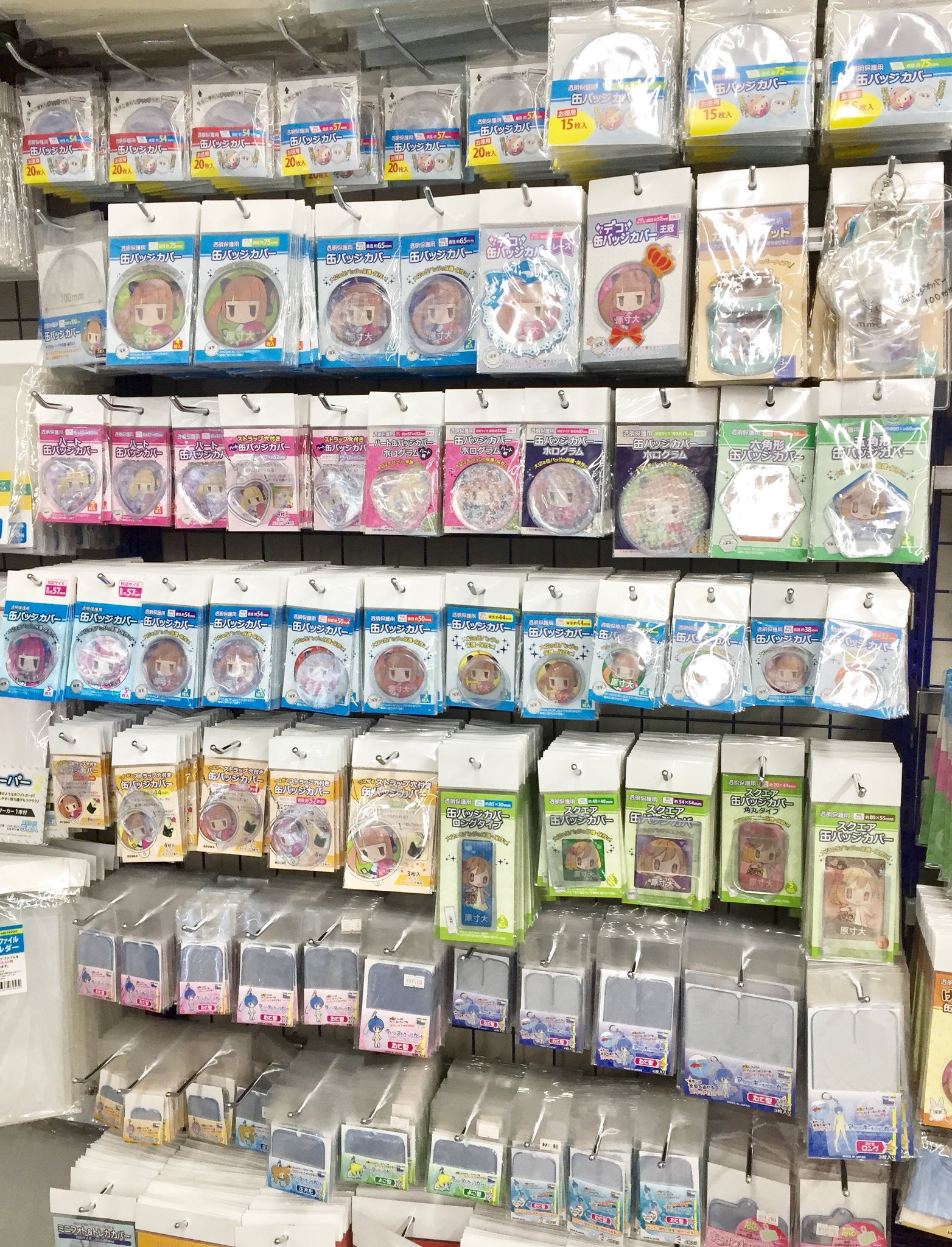 アニメイト池袋本店 コーナー情報 缶バッジカバー ラバーストラップカバー などのコーナーを1階に展開中 サイズ 種類豊富に取り揃えております 他にも ブロマイド収納ケース や Opp袋 など便利なアイテムが好評販売中 ぜひお買い求め