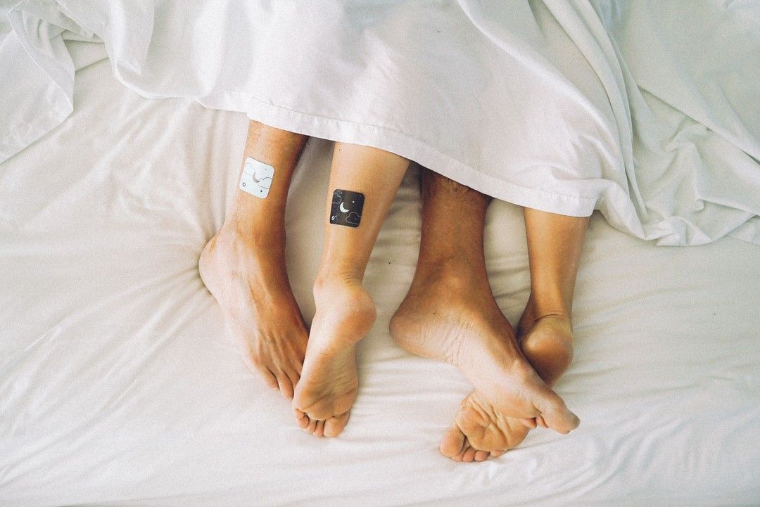 Quick poll because we started talking about it in the office: Are you a 2-feet-out or 2-feet-in sleeper? Or one of each? #InquiringMindsWantToKnow