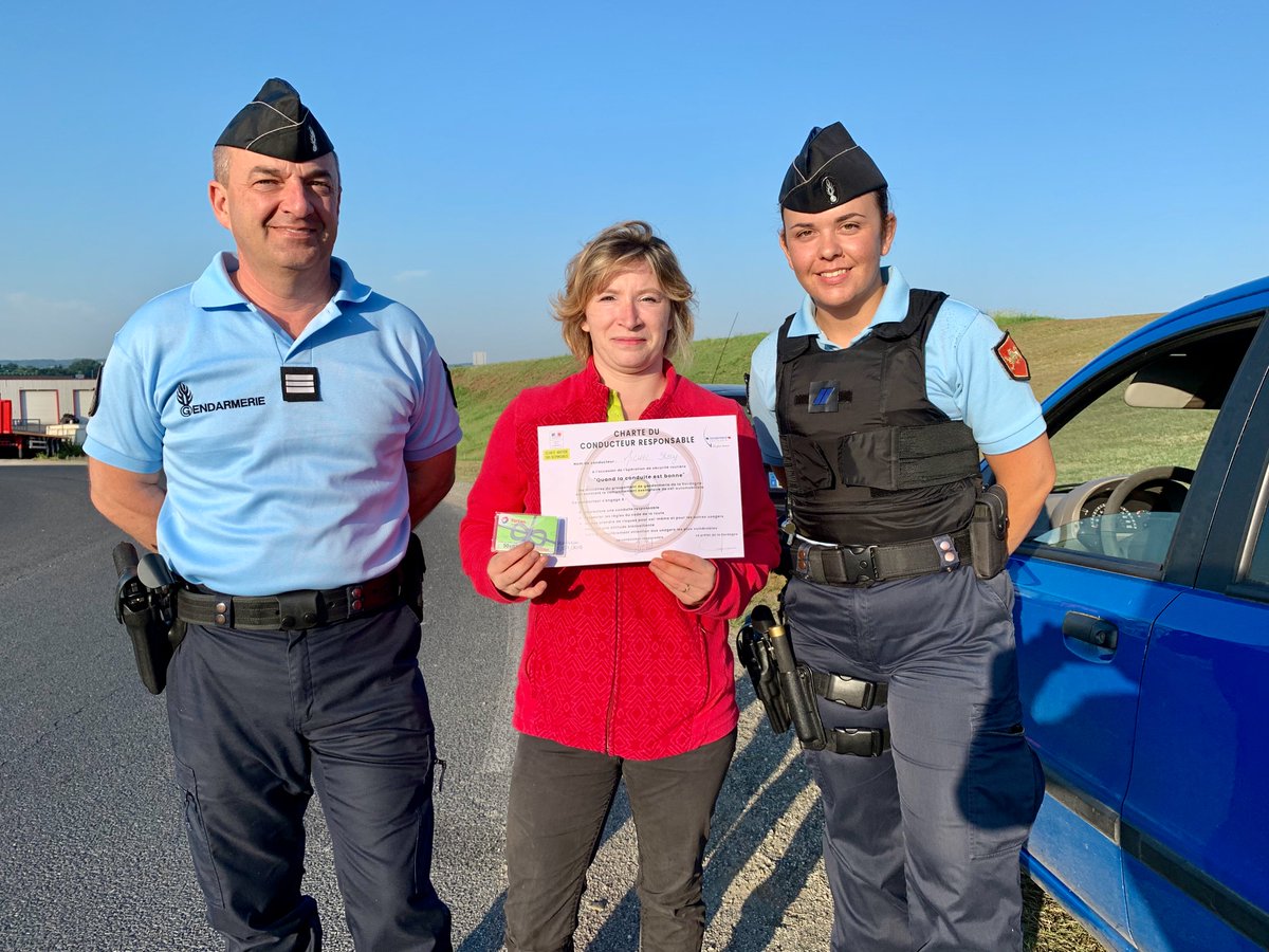 Première gagnante de la journée de l’opération « Quand la conduite est bonne » avec la préfecture de la Dordogne, la gendarmerie et France Bleu Périgord. Stacy de Saint-Georges-de-Montclard est repartie avec un bon de carburant de 50 euros! #dordogne @gendarmerie_24 <a href="/Prefet24/">Préfète de la Dordogne 🇫🇷</a>