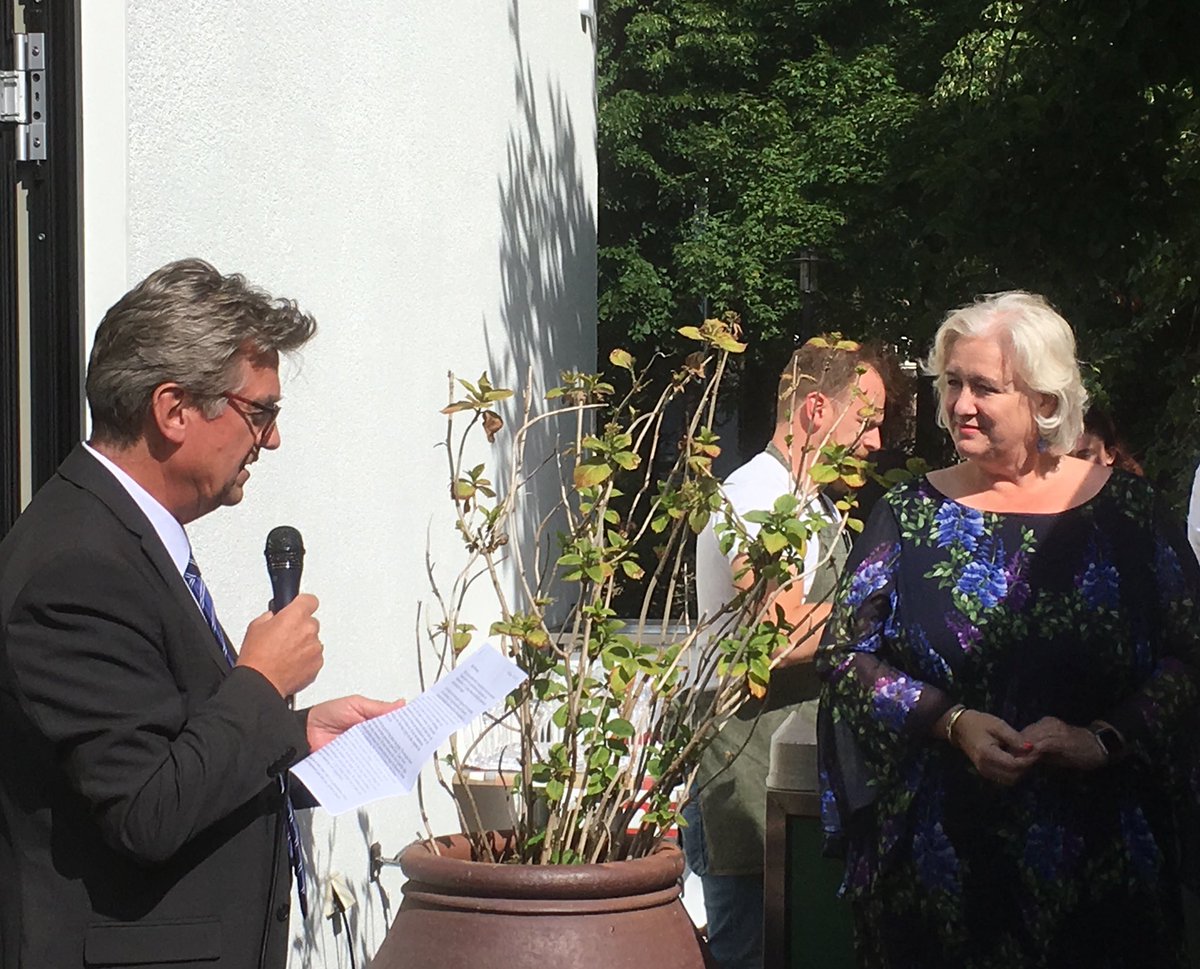 Dagen van afscheid van <a href="/LingewaardGem/">Gemeente Lingewaard</a>. Gisteren van onze medewerkers die er altijd voor de inwoners zijn;betrokken,gemotiveerd en loyaal! En lieve speech van de gemeentesecretaris <a href="/jwijnia/">Jan Wijnia</a> met wie ik bijna 6 jaar zeer fijn heb samengewerkt! (Dank <a href="/Victoria_Bakker/">Victoria Lamers-Bakker</a> voor foto)