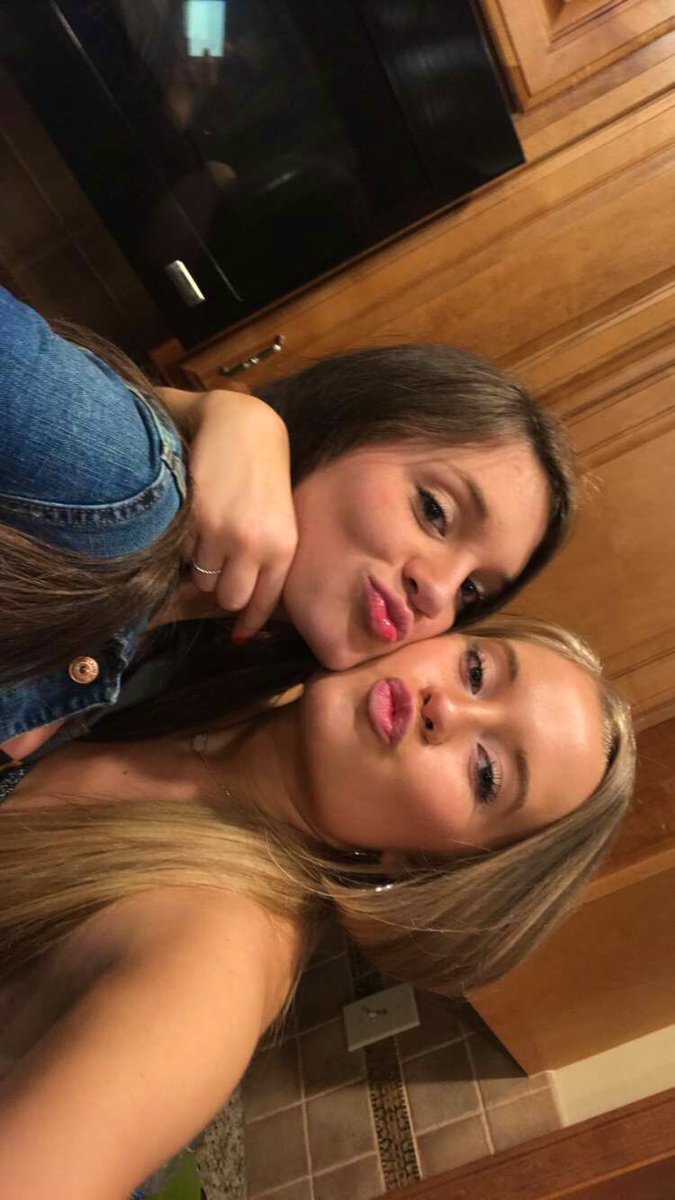 emilyquick_'s tweet photo. Happy birthday Riss 😁💕 Love you a lot and I’m expecting visits next year 😋 @marissafahertyy https://t.co/JRHFDKgyWi