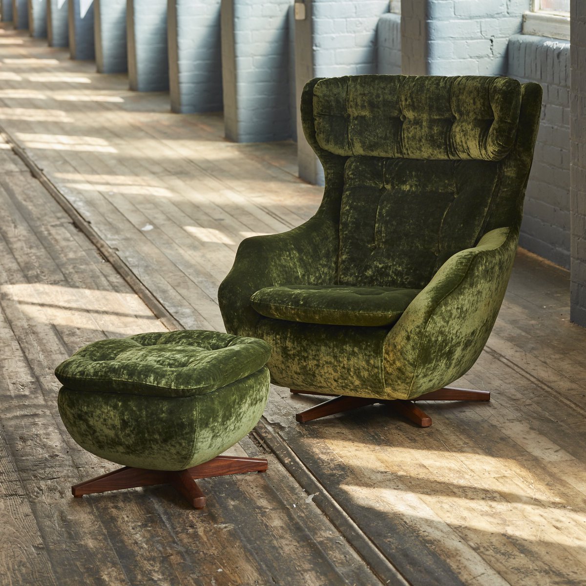 relovedsimion's tweet image. Happy Friday upholstery friends. I love this plush velvet from @ZoffanyFW @MyStyleLibrary A perfect retro style fabric for this Parker Knoll Statesman and matching footstool, what do you think? #statementchair #bespokeupholster #simionhawtinsmith #moneyfornothing