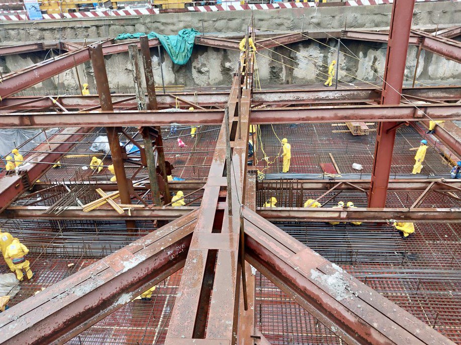 AshwiniBhide's tweet photo. @MumbaiMetro3 's  #MenInYellow. Rains don't scare them. Workers in yellow raincoats on their job with dedication #MIDC station of #Package7 &amp; #VidhanBhavan station of #Pacakage1 https://t.co/7w5tmm8BG6