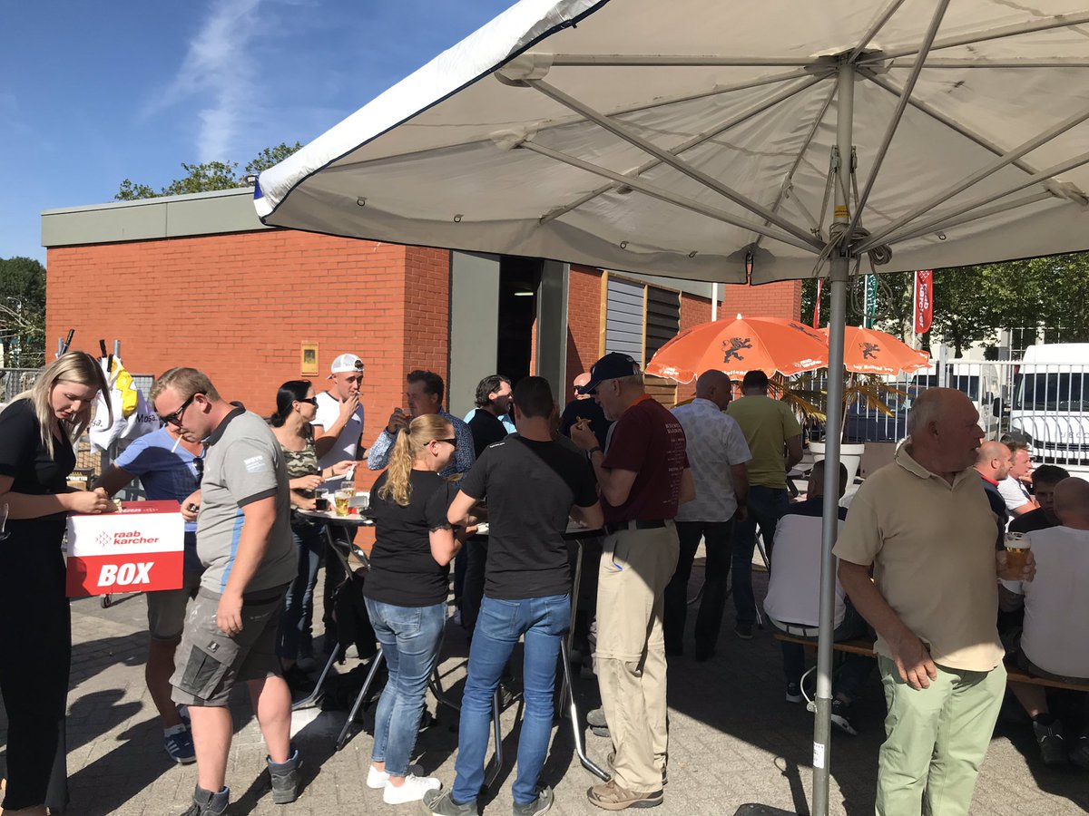 Wat een geweldige opkomst bij onze bouwvak BBQ In Eindhoven. Mede mogelijk gemaakt door leveranciers #Omnicol , #laserliner , #technotape , #ascgroup . De opbrengst voor de loterij €600 gaat naar het #ronaldmcdonaldhuis . #beterbike bedankt voor de vliegreis.