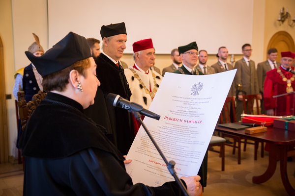 Adrian_Lukowski's tweet photo. Graduation ceremony of the Doctor #Honoris_Causa diploma: prof. Hubert Hasenauer, Rector of Universität für Bodenkultur Wien (University of Natural Resources and Natural Sciences in Vienna). https://t.co/hwAKzius1c