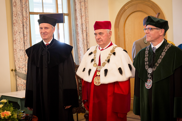Adrian_Lukowski's tweet photo. Graduation ceremony of the Doctor #Honoris_Causa diploma: prof. Hubert Hasenauer, Rector of Universität für Bodenkultur Wien (University of Natural Resources and Natural Sciences in Vienna). https://t.co/hwAKzius1c