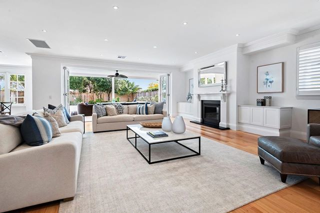 CradleDesign's tweet image. R E S I D E N T I A L | Our Seaforth Hamptons House offers its owners a beautifully open plan living room with views to the backyard and pool area.⁠
⁠
#hamptonsstyle #residentialarchitecture #sydneyinteriordesign #homedesigns #australianinteriordesign ift.tt/30amCkQ