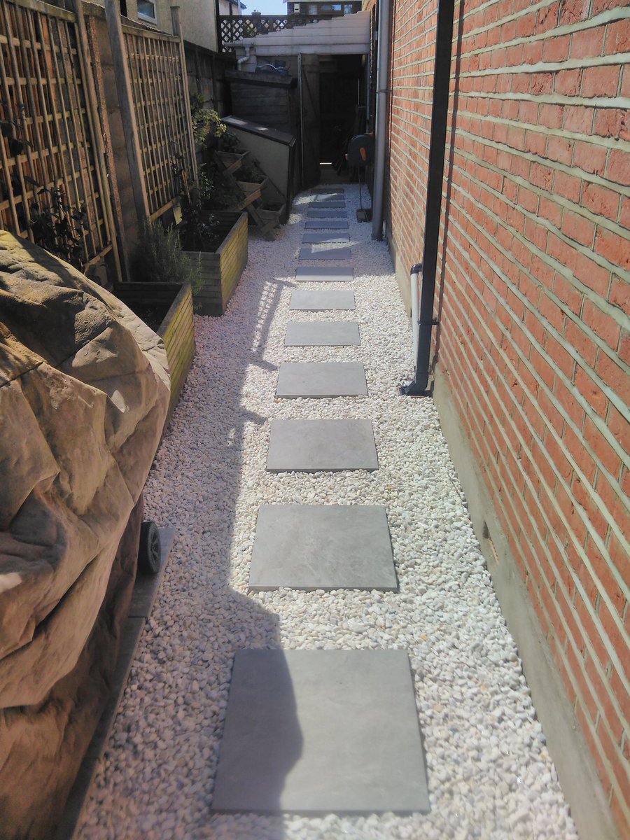 oilcanfinish's tweet image. Side Alley Porcelain #Pavestone Dolomite Moon Step stones and Cotswold Chippings to complete the exterior leading to #Patio. All from #Lawsons #NewMalden Used #Sika additives to adhere Stepping Stone Mortar to existing Poured Concrete base. #sidealley #landscaping #steppingstones