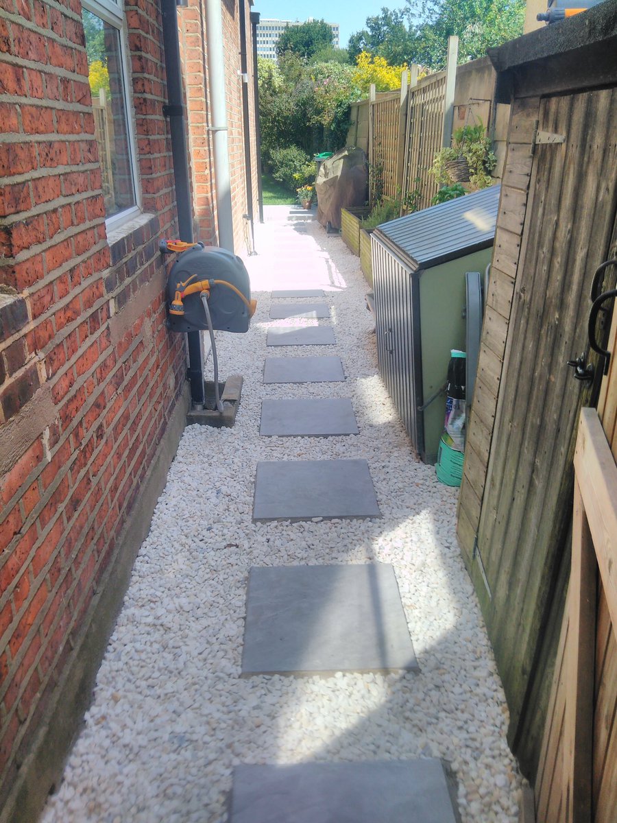 oilcanfinish's tweet image. Side Alley Porcelain #Pavestone Dolomite Moon Step stones and Cotswold Chippings to complete the exterior leading to #Patio. All from #Lawsons #NewMalden Used #Sika additives to adhere Stepping Stone Mortar to existing Poured Concrete base. #sidealley #landscaping #steppingstones