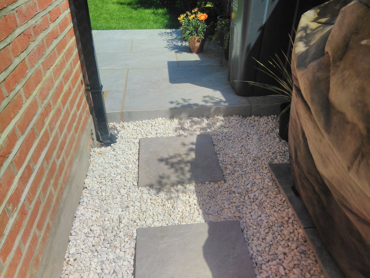 oilcanfinish's tweet image. Side Alley Porcelain #Pavestone Dolomite Moon Step stones and Cotswold Chippings to complete the exterior leading to #Patio. All from #Lawsons #NewMalden Used #Sika additives to adhere Stepping Stone Mortar to existing Poured Concrete base. #sidealley #landscaping #steppingstones