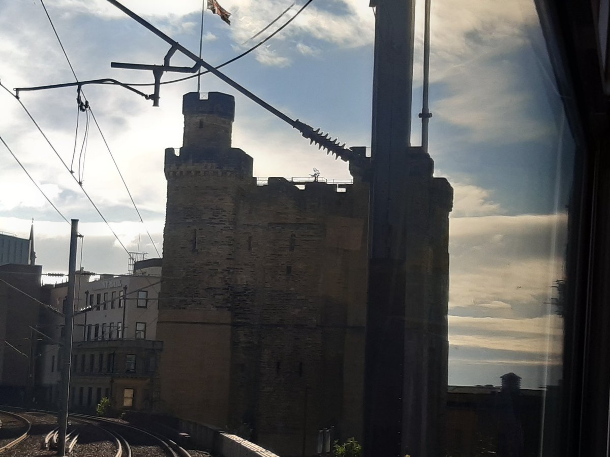 TourswithLaura's tweet image. Past the #Castle and over the #HighLevelBridge on my way to a meeting in Carlisle today @GuideTrainingNE @NewcastleCastle
@CrossCountryUK
@Englands_NE
#RobertStephenson #bridge
#transpennine  #trains
@altweet_pet #TyneBridge @SageConferences @balticmill @NclAntiquaries