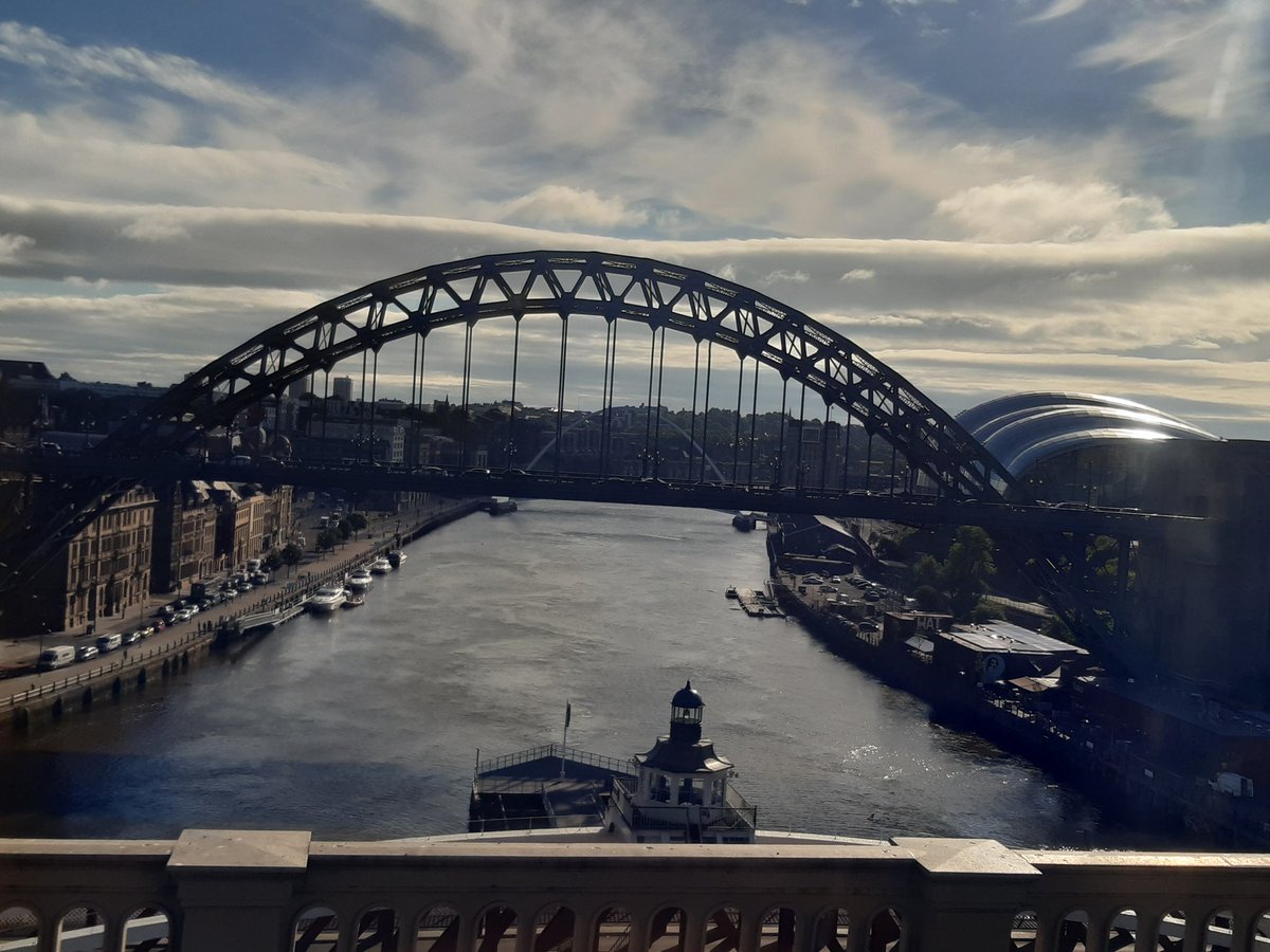 TourswithLaura's tweet image. Past the #Castle and over the #HighLevelBridge on my way to a meeting in Carlisle today @GuideTrainingNE @NewcastleCastle
@CrossCountryUK
@Englands_NE
#RobertStephenson #bridge
#transpennine  #trains
@altweet_pet #TyneBridge @SageConferences @balticmill @NclAntiquaries