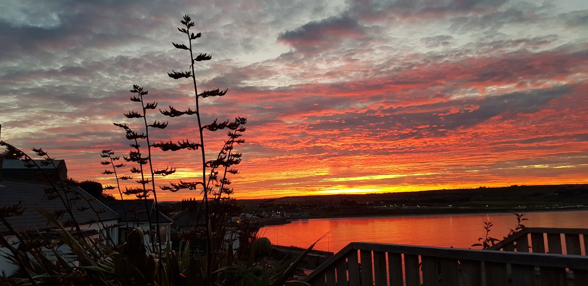 Beachcombers1's tweet photo. Amazing sky #sunset #irelandancienteast #ardmore #sunnysoutheast #FridayMotivation https://t.co/AEpvkDEQpq