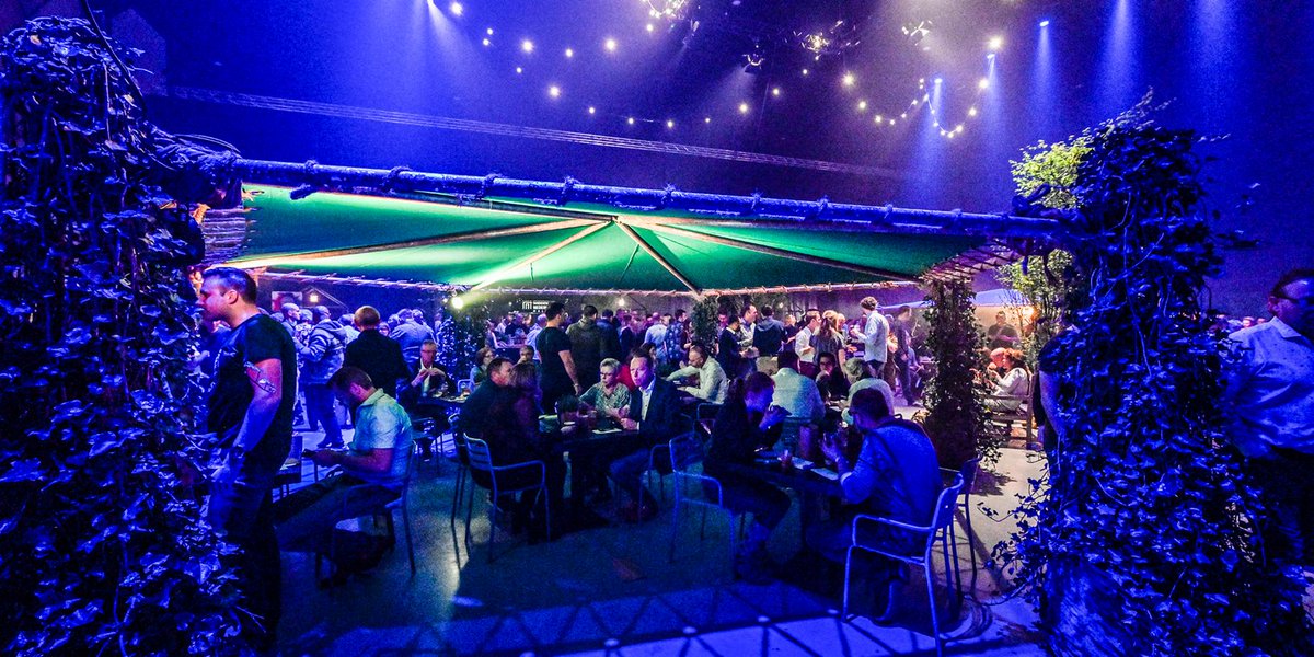 Uitpakken met een (bedrijfs)feest? Organiseer een themafeest; ga voor een festivallook met punttenten, barretjes en polsbandjes. Of creëer je eigen beachlook. Ontdek 4 essentiële onderdelen van een succesvol themafeest! owl.li/WC0u30p4hFY