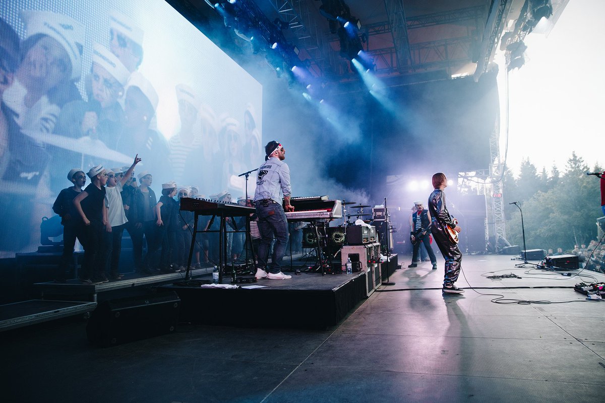 Mikrofonene til <a href="/TurbonegroHQ/">Official Turbonegro</a> må tåle juling. I sommer har de med seg et fullt oppsett med @Shure-mikrofoner når de gjester alt fra Stavernfestivalen til Pabellón Cuervo i Mexico. Her fra OverOslo tidligere i sommer. 📷 Bjørk Ellingsbø