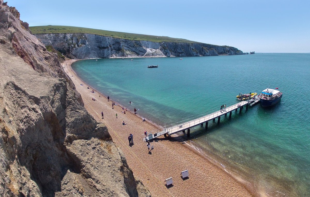 ☀️ The sunny #IsleOfWight is calling you this weekend! We've got glorious beaches, fantastic attractions, and amazing events for you to enjoy! Come on over to #PureIslandHappiness 🏝️👉 ow.ly/Bu9z50uRQDK