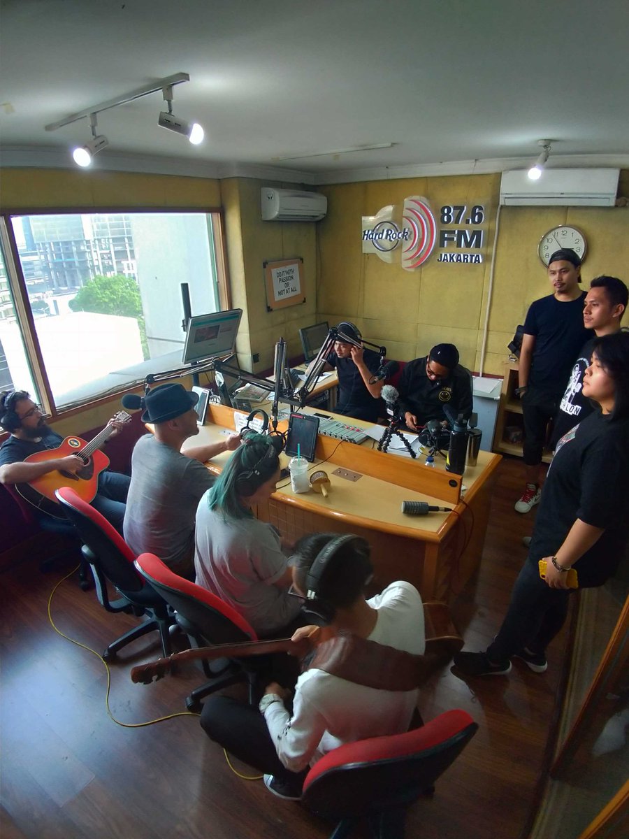 kitabisacom's tweet photo. Udah 33 jam Bang Gofar @pergijauh siaran Radiothlon nih. 

Eits, kamu masih punya kesempatan 1 jam lagi buat dengerin siaran Bang Gofar dan berdonasi bangun 100 sekolah di daerah terdampak bencana. KLIK: https://t.co/3m2PKflQDh

Sekut!

#GMHRRadiothlon #RaihMimpi https://t.co/aa1wcijRx0