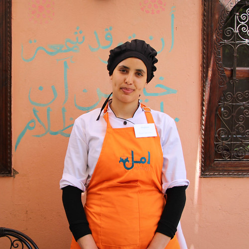 MarrakechProjet's tweet photo. Hajar Zazoura, 24 ans. «J’aurais pu me marier, c’était la facilité. Mais j’ai voulu saisir l’opportunité que m’offrait l’association #Amal pour aider ma mère et mon père malade» L'espoir par la #cuisine, par @al_blain et @SalomeRaoult #ProjetMarrakech https://t.co/Ta1lxkC7cW https://t.co/ChhJpuNfFx