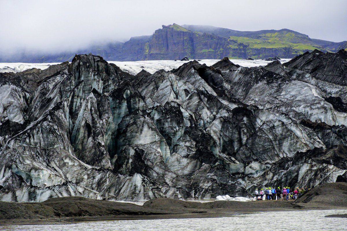 Parece que el Solheimajokul se ha cansado de tanta visita y ya no se deja tocar tan fácil como cuando vinimos hace 8 años... al menos su hielo! 😜 Eso sí hemos flipado con lo bonito que está! Y con lo suave también! #solheimajokulrellenodechoco #leonuras 😍 #beatslandia #Islandia
