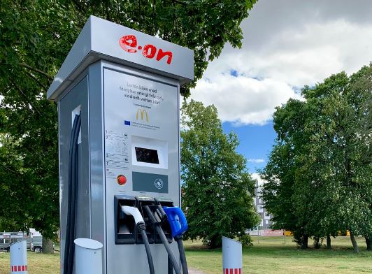 E.ON Sverige (@eon_nordic) on Twitter photo Nu underlättas resandet med elbil i Sverige när E.ON installerar snabbladdningsstationer på flera av McDonald's restauranger. Malmö, Helsingborg och Strängnäs är först ut och fler platser kommer att följa. Läs mer: bit.ly/2FTV4IO <a href="/mcdse/">McDonald's Sverige</a> <a href="/FossilfrittSE/">Fossilfritt Sverige</a> <a href="/Sverigesriksdag/">Sveriges riksdag</a> Nu underlättas resandet med elbil i Sverige när E.ON installerar snabbladdningsstationer på flera av McDonald's restauranger. Malmö, Helsingborg och Strängnäs är först ut och fler platser kommer att följa. Läs mer: bit.ly/2FTV4IO <a href="/mcdse/">McDonald's Sverige</a> <a href="/FossilfrittSE/">Fossilfritt Sverige</a> <a href="/Sverigesriksdag/">Sveriges riksdag</a>