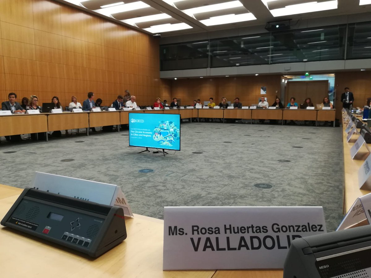 ideva_agencia's tweet photo. Ayer presentamos nuestra experiencia #ValladolidCircular a los más de 85 representantes de distintos países que acudieron a la primera mesa redonda organizada por la @OECD en #Paris con expertos de alto nivel

#EconomíaCircular @AyuntamientoVLL https://t.co/gQ04kqzFdK