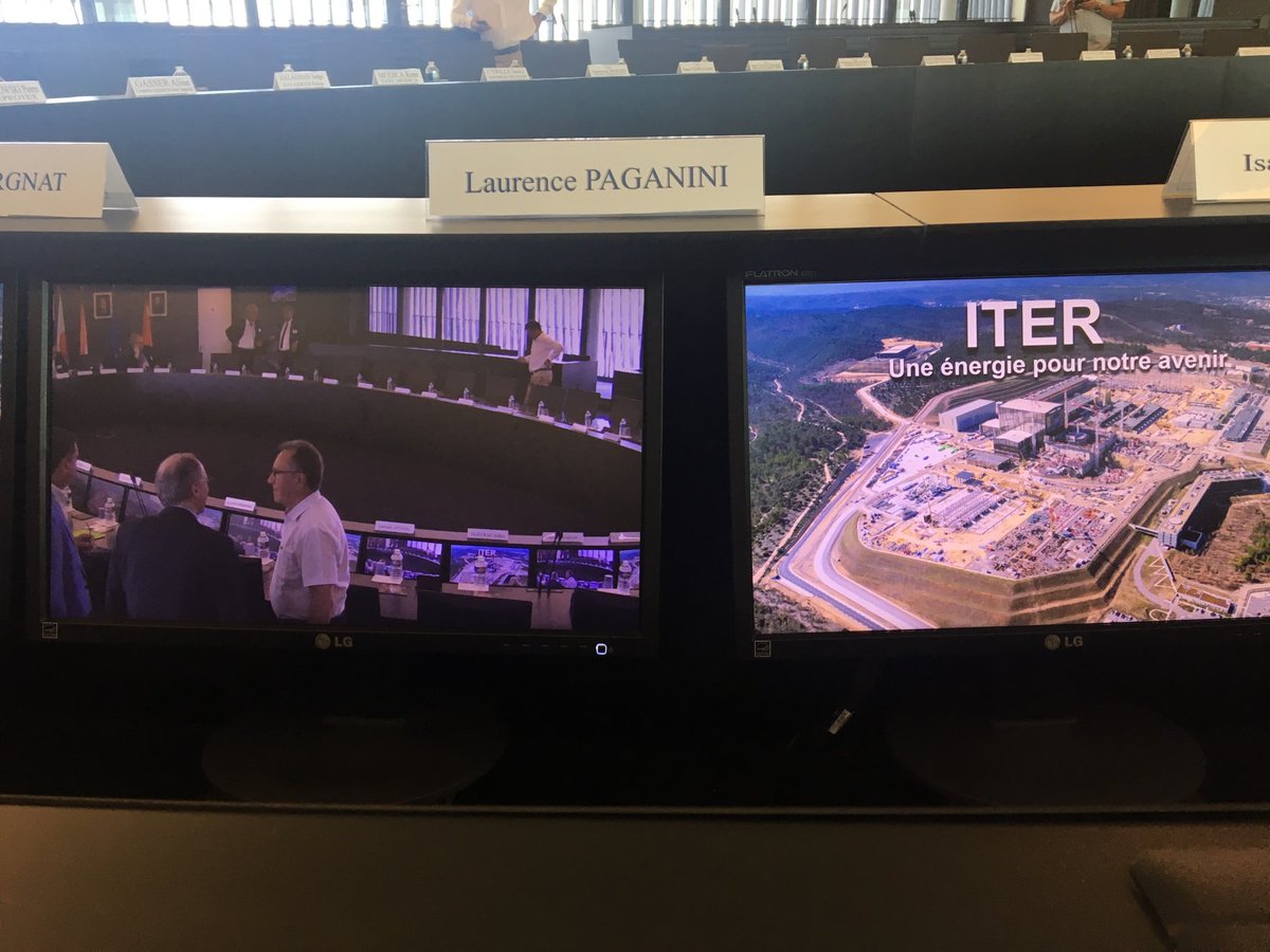 Sur le site d’ITER aujourd’hui avec François Villeroy de Galhau, Gouverneur de la Banque de France 🇫🇷 #Formation #Recrutement à l’ordre du jour et bien sûr visite du chantier 🏗