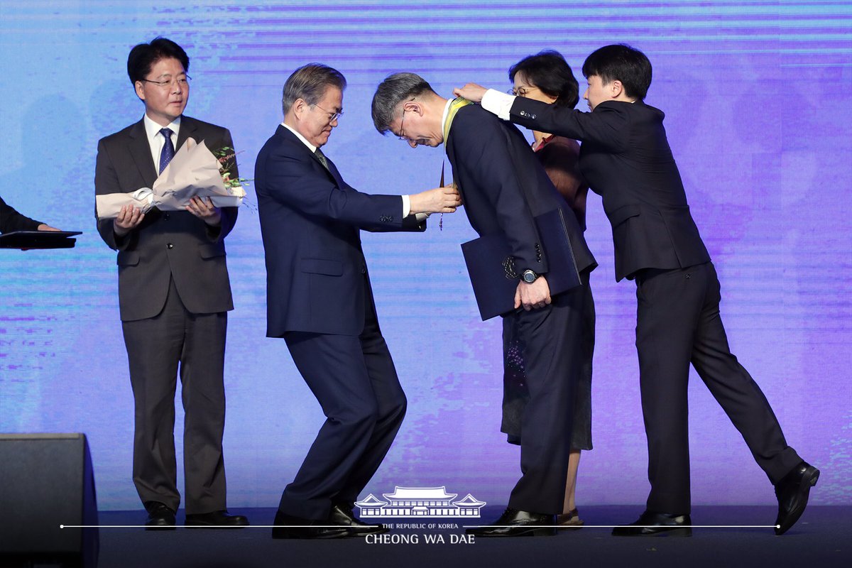 나보다 우리’를, ‘소유보다 나눔’을 실천하신 사회적 경제인 모두에게 존경의 박수를 보냅니다. 정부도 아낌없이 지원하겠습니다. 
우리는 ‘함께 잘 사는 대한민국’, ‘사람중심 경제’를 만들 수 있습니다. 가치 있는 삶, 꿈이 있는 사회를 함께 만들어갑시다.
facebook.com/18180844859218…