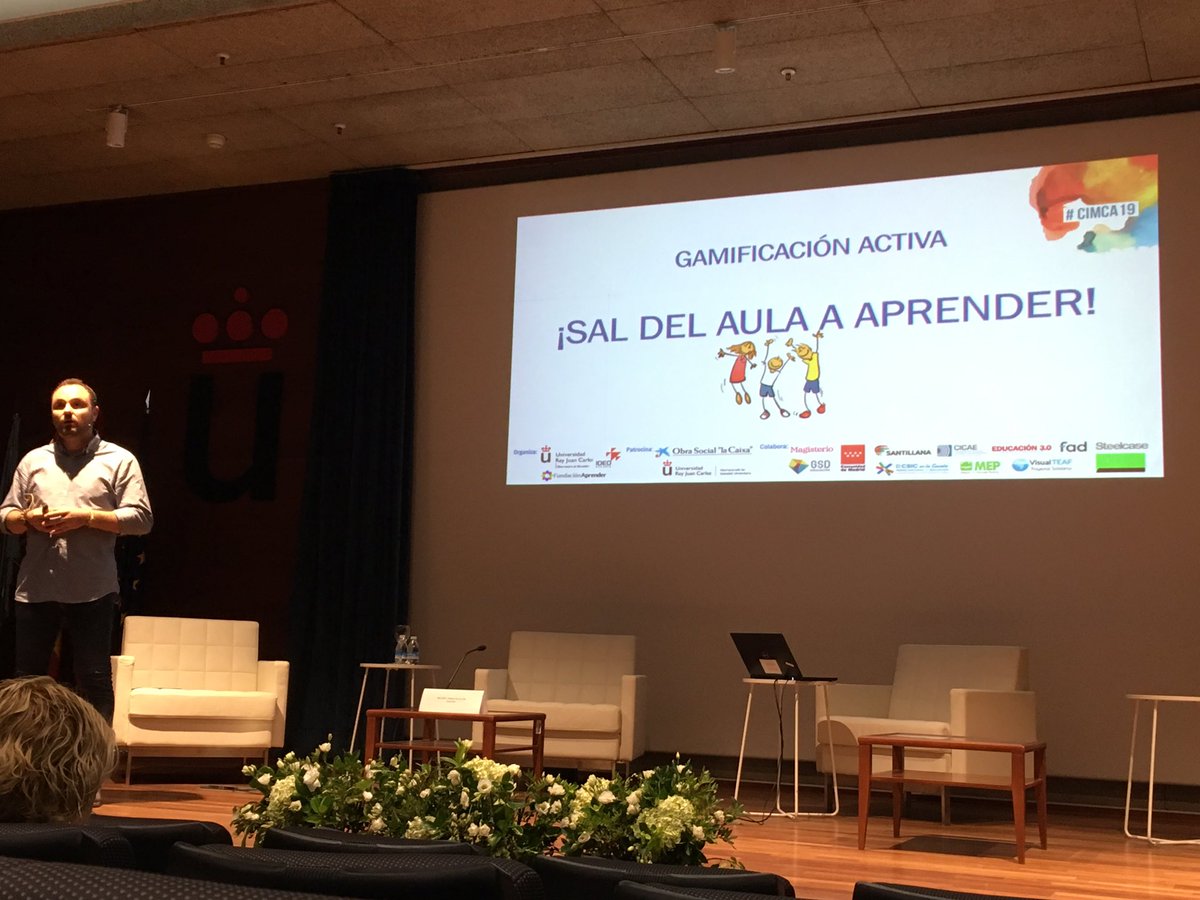 CabreadoQuimico's tweet image. Oscar Aljama, especialista en educación física, nos habla de Gamificación “activa” y nos invita a salir del aula para enseñar. #CIMCA19