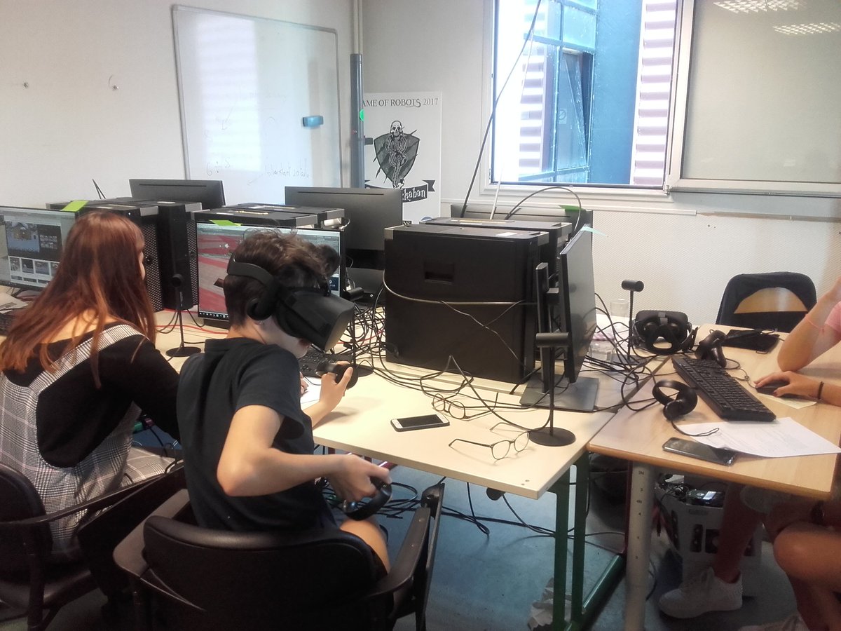 Atlanstic_2020's tweet image. #GirlsRCoding Atelier RV @Polytech_Angers. Les stagiaires créent leur environnement virtuel et le restent 👍👍