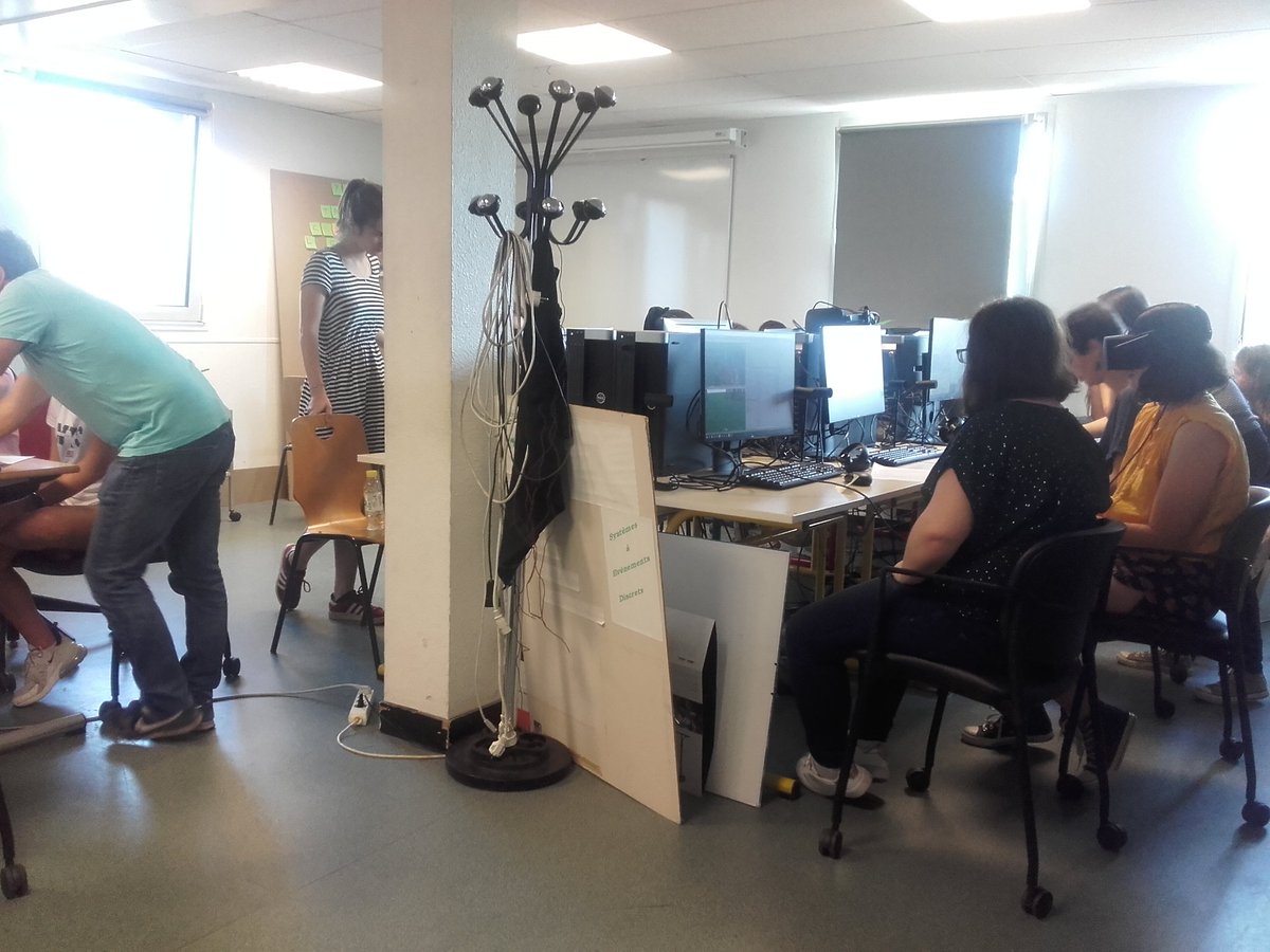 Atlanstic_2020's tweet image. #GirlsRCoding Atelier RV @Polytech_Angers. Les stagiaires créent leur environnement virtuel et le restent 👍👍