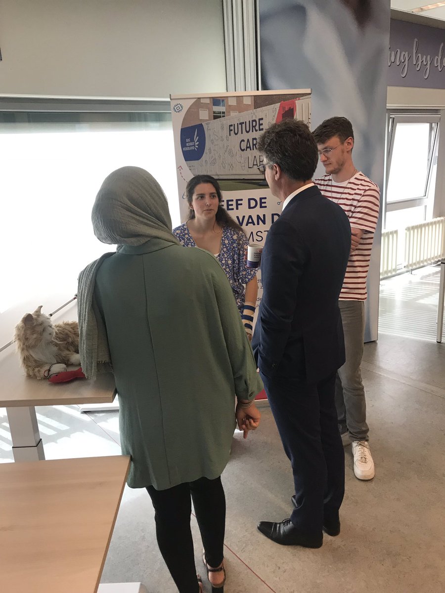 Werkbezoek commissaris vd Koning Hans Oosters <a href="/ProvUtrecht/">Provincie Utrecht</a> bij Gezondheidszorg College <a href="/ROC_MN/">ROC Midden Nederland</a> #mbo studenten Verpleegkunde geven presentaties Future Care Labs #zorgtechnologie <a href="/HansOosters/">Hans Oosters</a> #ditismbo <a href="/InstPosHealth/">iPH</a> #gezondstedelijkleven