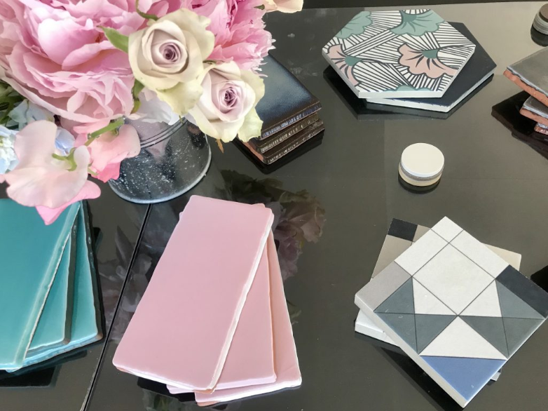 ASCER_comunica's tweet photo. ¡Por fin viernes! compartimos hoy un refrescante artículo que publica #decotherapy sobre las tendencias cerámicas tras asistir a uno de nuestros workshops #FelizFinDeSemana https://t.co/hZ5En1C7Pe https://t.co/BSw2vEjdUq