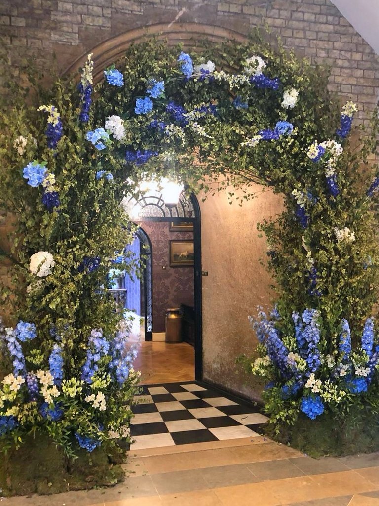 Exclusive_Hotel's tweet photo. The stunning flower archway installation in the Pennyhill Park reception especially for Ascot Week. Who else thinks this should be a permanent feature. #PennyhillPark #Ascotweek #luxuryhotel #spa #myexclusive #Pennyhill #Bagshot #Surrey #fridayfeeling https://t.co/zSpbXZCAcA