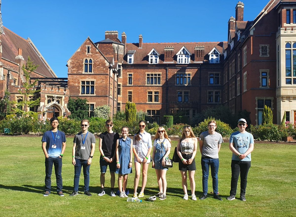 Our Y12 'Honours Programme' students enjoyed Day 2 of the Oxbridge residential today, meeting up with one of our Rainford Sixth Form alumni students and Cambridge graduates, Fergus Powell 👨‍🎓☀️#BeBrilliant #CambridgeOpenDays