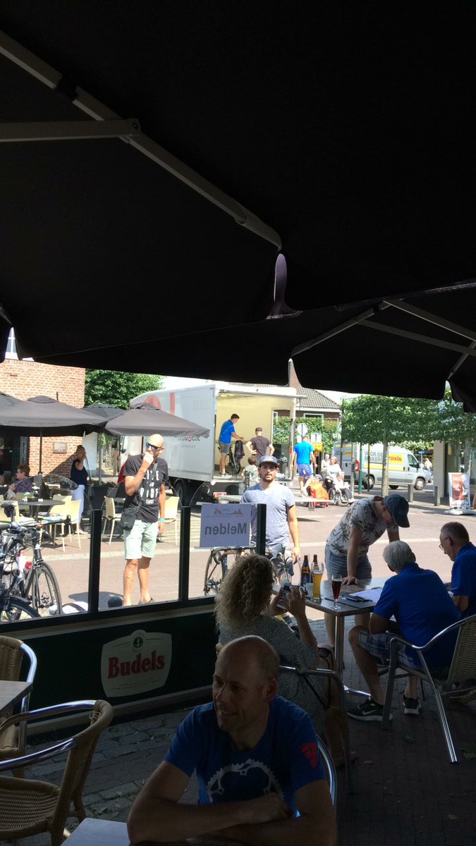 Gezellige drukte bij het laden voor #MendigBudel