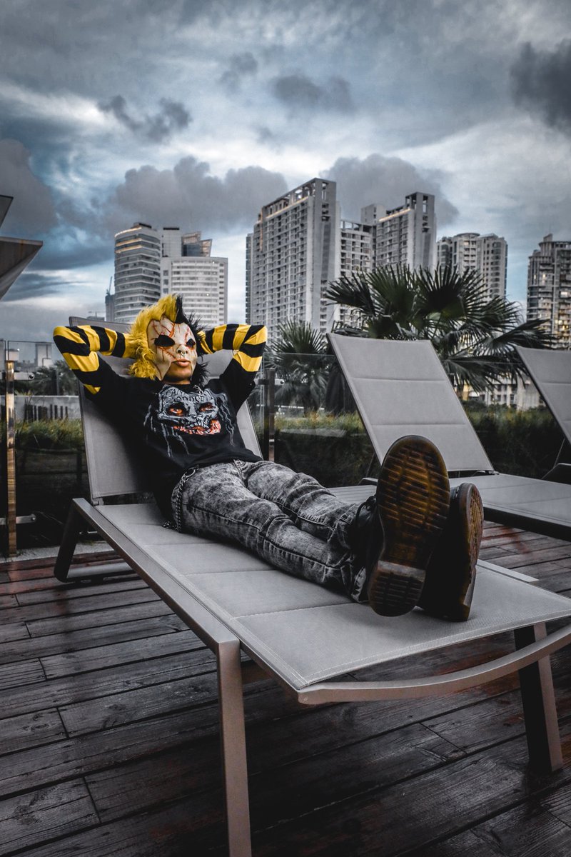 Chillin in Shenzhen China before my show here at Club BBR 🔥😈🇨🇳