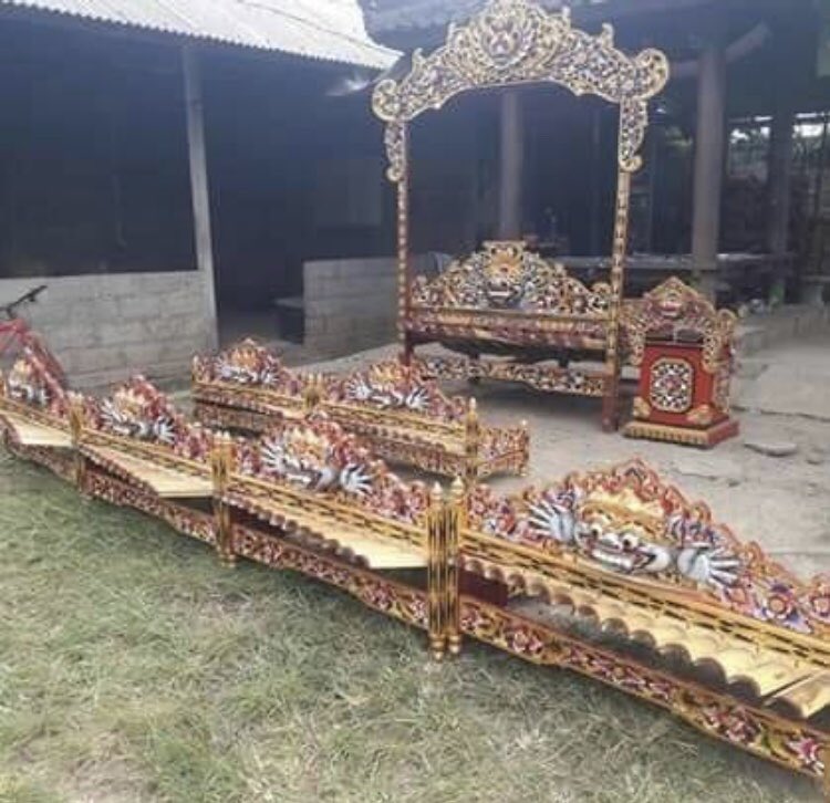 thekq5's tweet photo. Wow mantap #kutaselatan @BaleBengong ternyata kuta selatan ada joged bumbung nya juga tyang sekaa joged bungbung giri komala sari ring kuta selatan badung bali...sekaa anyar ..riantukan seneng hiburan durus upah...ngotonin .acara ultah dll.wa 085858475929 jamin terhibur https://t.co/qWiTzUjHS1